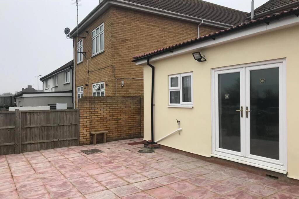The Dartford Five Bedrooms Attractive House Exterior photo